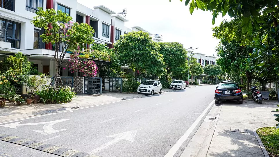 Lòng đường, vỉa hè rộng rãi trong khu liền kề Gamuda