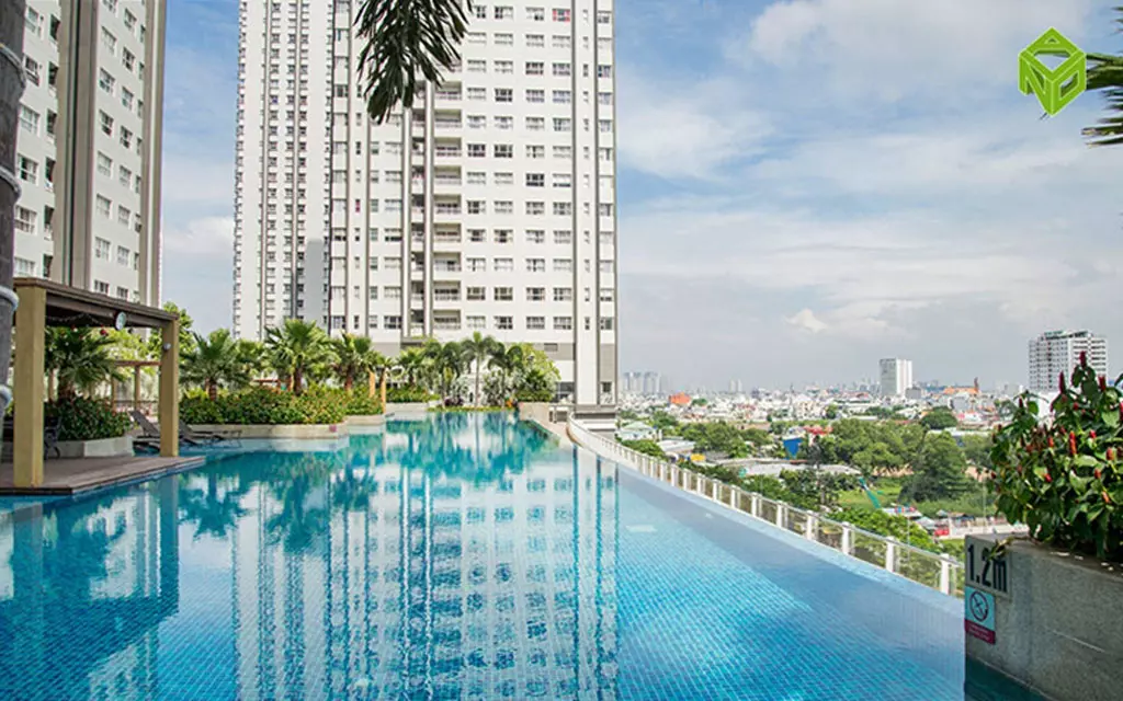 Hồ bơi tràn bờ của dự án Sunrise City Central Tower ngay mặt tiền đường Nguyễn Hữu Thọ