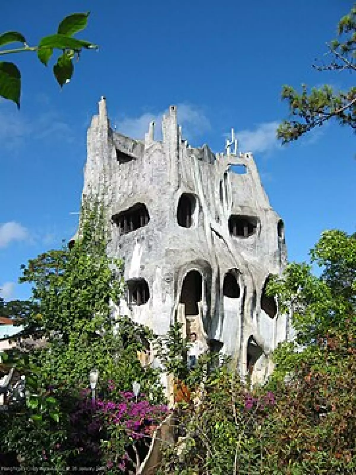 The exterior of Hằng Nga guesthouse