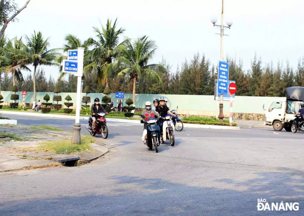 Đường Ông Ích Khiêm được biết đến như một phố thương mại sầm uất, và là nơi tọa lạc của chợ Cồn - một trong những chợ truyền thống nổi tiếng của Đà Nẵng.