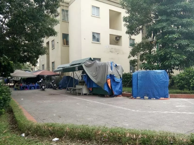 Sân bãi bị lấn chiếm làm nơi bán hàng, khu chứa đồ gây mất mỹ quan