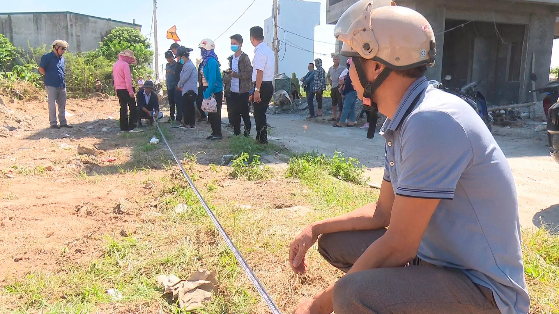 Hội đồng bồi thường, hỗ trợ và tái định cư huyện Thường Tín giao đất tái định cư ngoài thực địa cho các hộ dân đủ điều kiện.