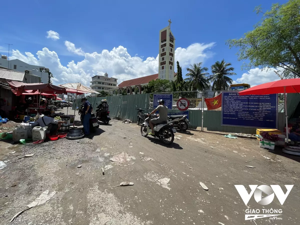 Tuyến đường Tạ Quang Bửu thuộc phường 4, Quận 8 thi công ì ạch, ảnh hưởng tới giao thông và cuộc sống của người dân trong khu vực