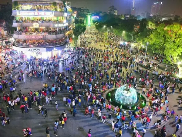 Phố đi bộ Hoàn Kiếm tập trung đông lượng khách du lịch thu hút sử dụng dịch vụ khách sạn