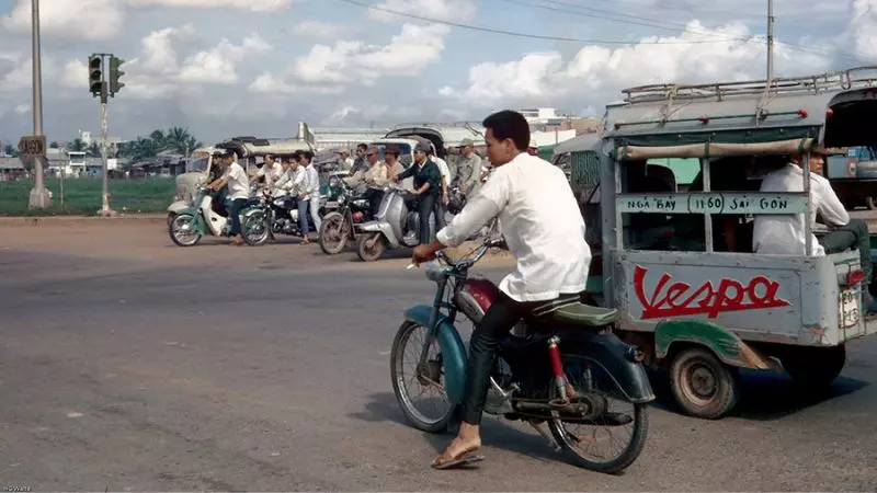 Ngã Tư Hàng Xanh trước năm 1975 với phương tiện giao thông còn thô sơ.