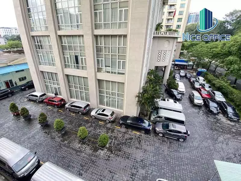 Khuôn viên bên trong Tòa Nhà Thông Tấn Xã Building rộng rãi đậu được nhiều ô tô