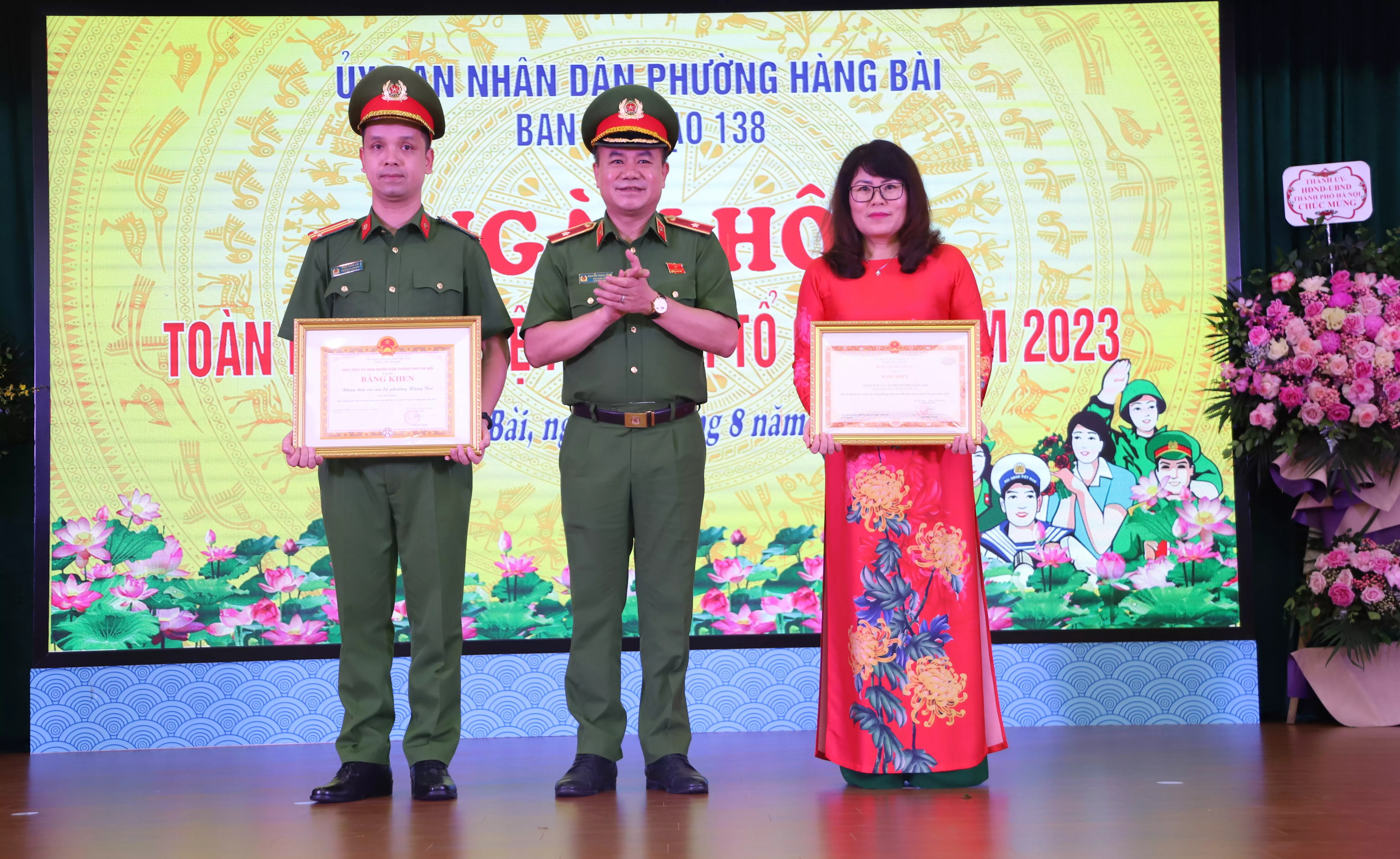 Thường trực Quận ủy Hoàn Kiếm tặng hoa chúc mừng “Ngày hội toàn dân bảo vệ an ninh Tổ quốc” năm 2023 phường Hàng Bài
