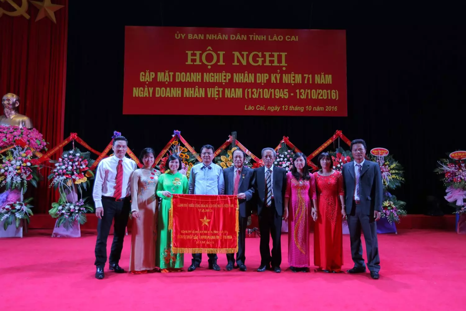 Lãnh đạo Minh Sơn nhận cờ thi đua chính phủ năm 2016