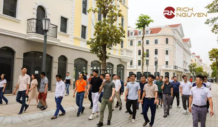 Diễn giả Rich Nguyen đưa học viên đi khảo sát thực địa