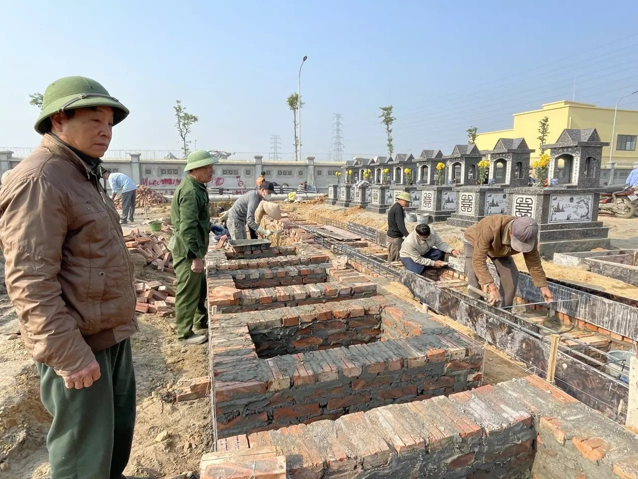 Những ngày này nghĩa trang thôn La Tinh có rất đông gia đình, dòng họ tập trung hoàn thiện việc di chuyển mộ chí của người thân